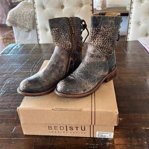 Great Bed Stu cobbler series boots. Excellent condition. Size 7